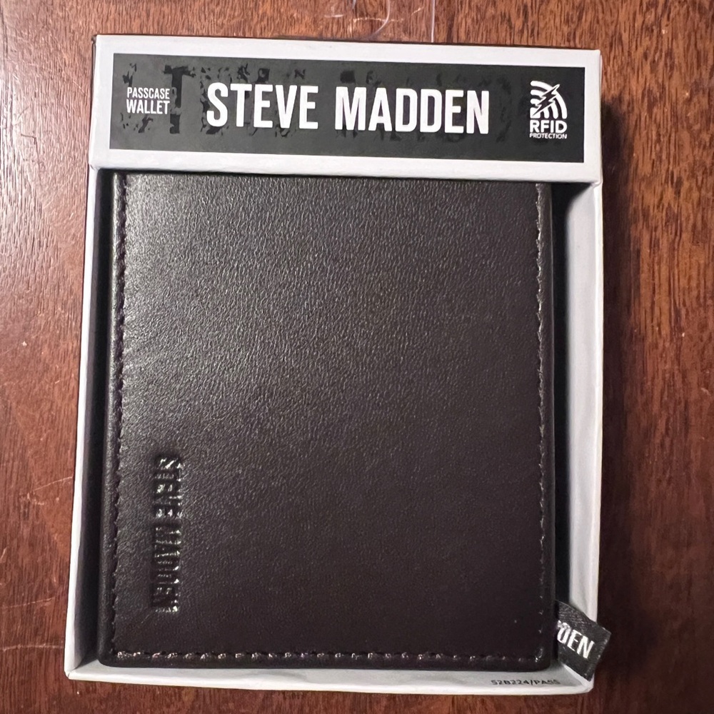 NWT Steve Madden Black RFID Passcase Wallet